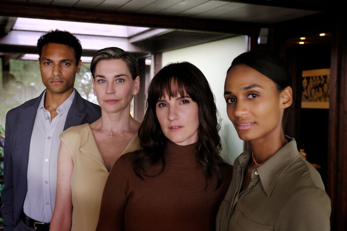 Concordia: Noah Ericksen (Steven Sowah), Juliane Ericksen (Christiane Paul), Thea Ryan (Ruth Bradley) und Isabelle Larsson (Nanna Blondell); Sie müssen herausfinden, wie es in Concordia zu einem Mord kommen konnte. Bild: Sender / ZDF / Fabio Lovino / Intaglio Films GmbH
