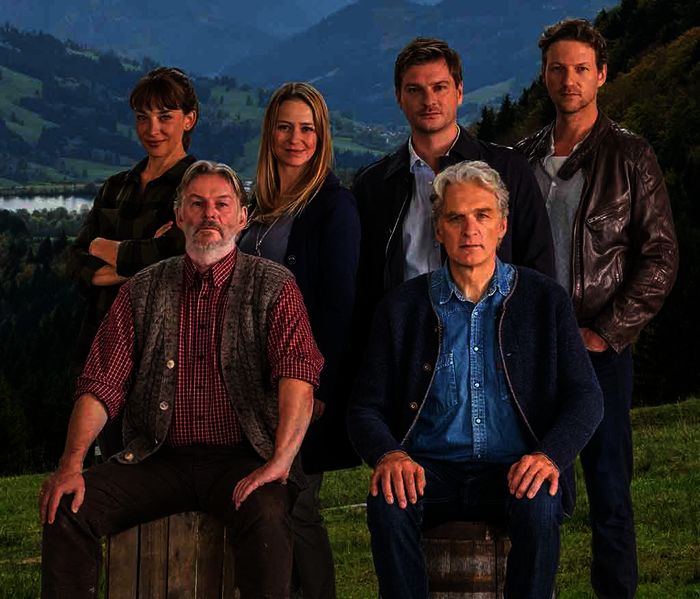 Lorenz Huber (Max Herbrechter) und Sebastian Leitner (Walter Sittler). Hinten: die Schwestern Marie (Catherine Bode) und Lisa Huber (Theresa Scholze) und die Brüder Sebastian und Georg Leitner (Thomas Unger). Bild: Sender / ARD Degeto / Erika Hauri