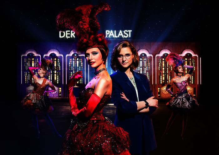 Der Palast: Svenja Jung spielt in der Hauptrolle die Zwillingsschwestern Chris und Marlene, die sich plötzlich zum ersten Mal gegenüberstehen. Chris ist Solotänzerin im Friedrichstadt-Palast, Marlene lebt mit ihrem Vater im Westen. Eine schicksalhafte Begegnung. Bild: Sender / ZDF / Mathias Bothor.