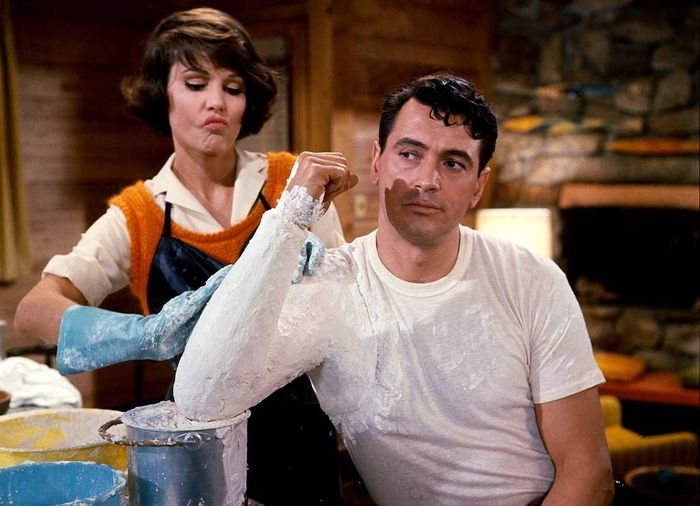 Roger (Rock Hudson) ist nach einem Unfall auf Abigails (Paula Prentiss) Hilfe angewiesen. Bild: Sender / NBC Universal