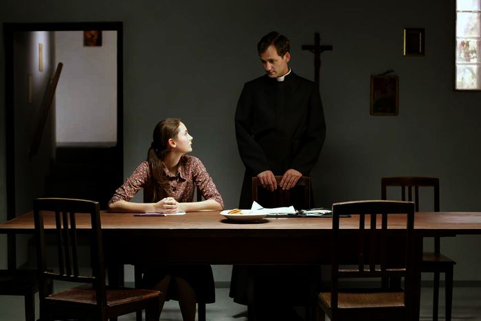 Gebannt lauscht Maria (Lea von Acken) Pater Webers (Florian Stetter) Worten: Als Soldatin Gottes soll sie gegen das Böse in der Welt kämpfen. Doch wie stellt man es genau an, sein Leben in den Dienst Gottes zu stellen? Bild: Sender /WR / SWR
