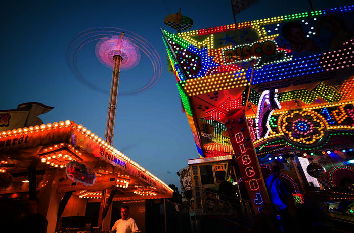 Eine bunte Glitzerwelt: Einmal in Jahr verwandelt sich ganz Crange in eine Mega Kirmes. Bild: Sender / WDR / Philipp Bösel