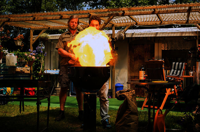 Hartmut (Henning Baum) sorgt dafür, dass Markus (Oliver Wnuk) am Grill versagt. Bild: Sender / ARD Degeto / Conny Klein