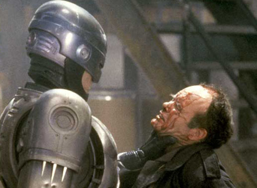 Robocop (Peter Weller) rechnet mit Bandenchef Clarence Boddicker (Kurtwood Smith, re.) ab.
Bild: Sender