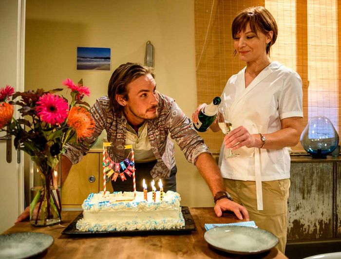 William (Alexander Milz) feiert mit seiner Mutter Susan (Marion Mitterhammer) seinen Geburtstag in Australlien. Er weiß nicht, dass sein Bruder Adrian noch lebt. Bild: Sender / Christof Arnold