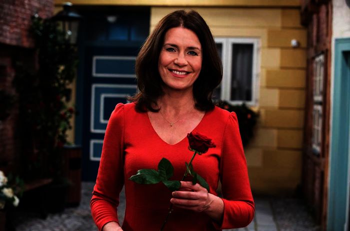"Rote Rosen": Patricia Schäfer muss sich als neue Heldin "Helen" in der Liebe entscheiden zwischen Abenteuer oder Geborgenheit in der Familie. Bild: ARD/Nicole Manthey