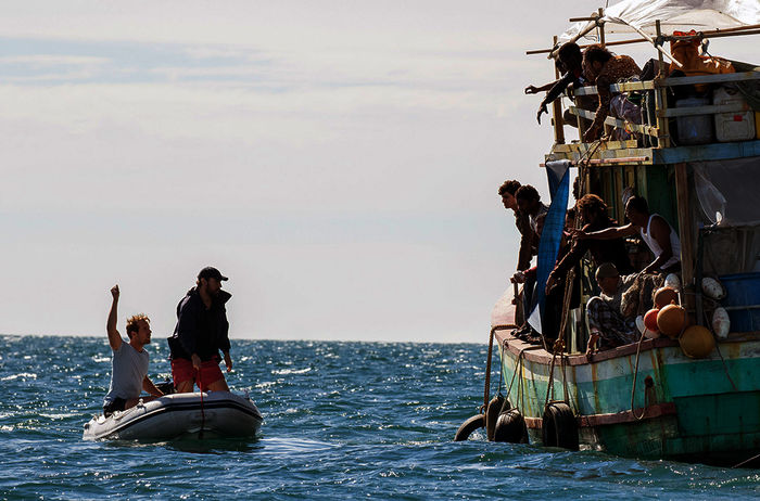 Ryan (Ewen Leslie, re. im Boot) und Damien (Joel Jackson, li. im Boot) wollen den Flüchtlingen helfen.
Bild: Sender / Vince Valitutti