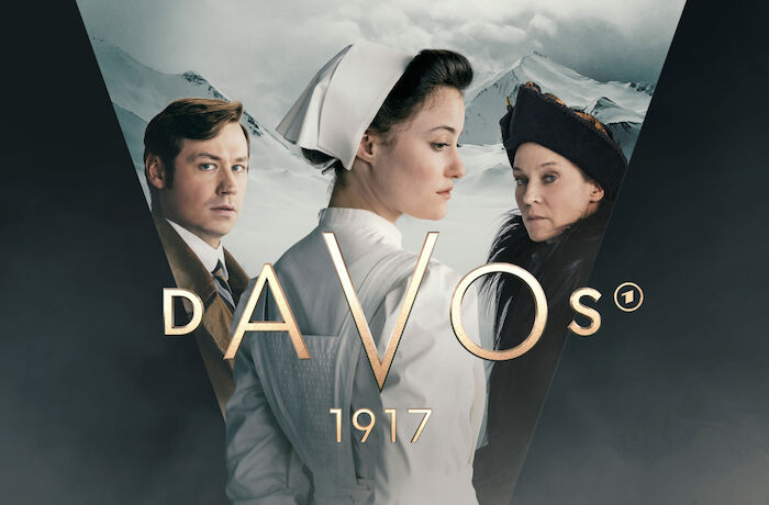 Davos 1917: Die Schweizer Krankenschwester Johanna Gabathuler (Dominique Devenport, Mitte), Dr. Mangold (David Kross) und Gräfin Ilse von Hausner (Jeanette Hain). Bild: Sender / SRF / Patricia Neliga