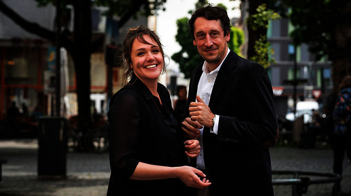 Bei einer Aktion gegen Pumm kommen sich Fabian Sorge (Hans Löw) und Cora Hambach (Alwara Höfels) näher. Bild: Sender
/ WDR / Thomas Kost