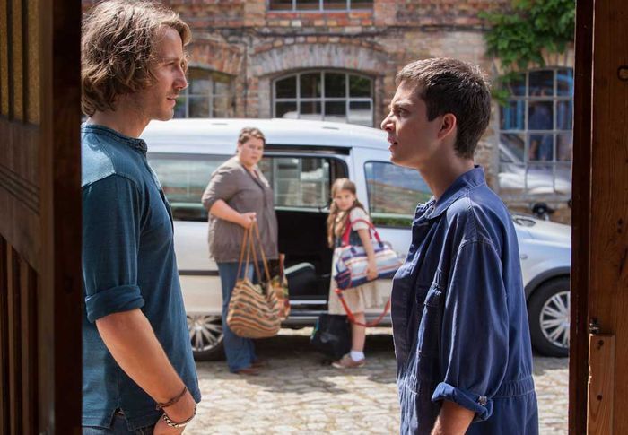 Nico (Max Hegewald) will nicht, dass seine Schwester Leonie (Cosima Schroeder) von der Sozialarbeiterin Frau Weber (Nadine Wrietz) in eine Pflegefamilie gebracht wird und redet seinem Onkel Erik (David Rott) zu. Bild: Sender / Conny Klein