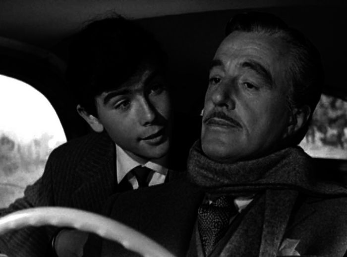Paolo (Geronimo Meynier) versucht seinem standesbewussten Vater (Vittorio de Sica) beizubringen, dass er in die Tochter eines Stra&szlig;enfegers verliebt ist. Bild: Sender