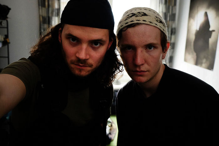 Falk (Tilman Pörzgen) und Jakob (Leonard Carow) posieren für ein Abschiedsbild. Bild: Sender / WDR / zeroonefilm,