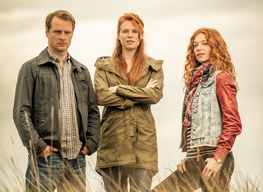 Hauke Jacobs (Hinnerk Schönemann), Lona Vogt (Henny Reents) und Jule Christiansen (Marleen Lohse) in den Dünen von Schwanitz. Bild: Sender / Gordon Timpen