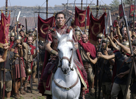 Caesar (Ciaràn Hinds) zieht in die entscheidende Schlacht gegen Pompejus Magnus. Bild: Sender