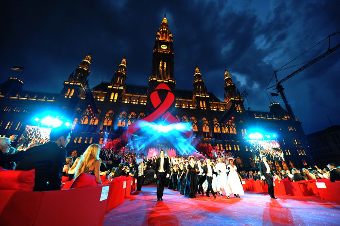 Der Life Ball 2018 zum 25. Mal vor und im Wiener Rathaus. Mit dabei bei der großen Gala: Conchita. Bild: Sender