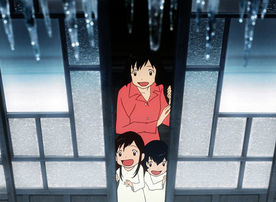 Hana (Mi.) mit Yuki (li.) und Ame (re.) in ihrem einsamen Haus in den Bergen. Bild: Sender