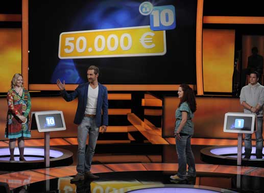 Im "schnellsten Quiz der Welt", das von Daniel Boschmann moderiert wird, kann ein Kandidat 50.000 Euro gewinnen ... Bild: Sender