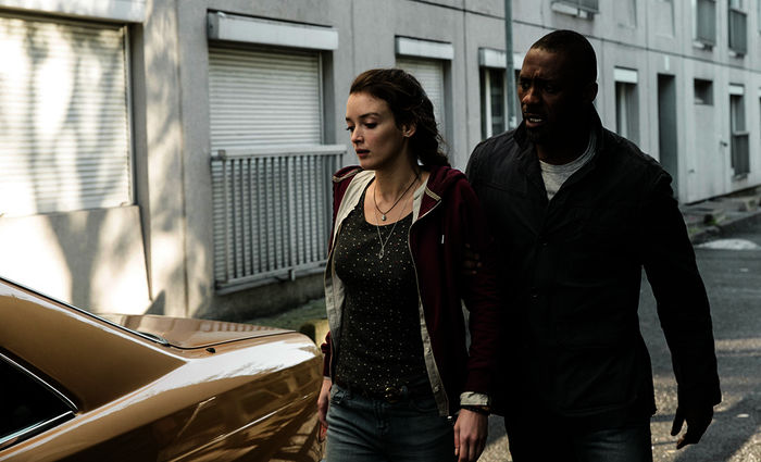 Sean Briar (Idris Elba) hat endlich die fl&uuml;chtige Aktivistin Zoe (Charlotte Le Bon) geschnappt. Bild: Sender