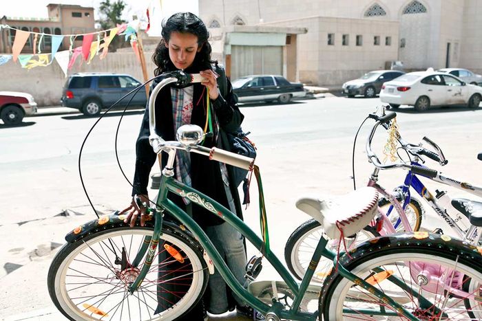 Der größﬂte Traum von Wadjda (Waad Mohammed) ist grün und hat zwei Räder: Sie möchte unbedingt das Fahrrad besitzen, an dem sie tagtäglich vorbeiläuft. Bild: Sender / Razor Films