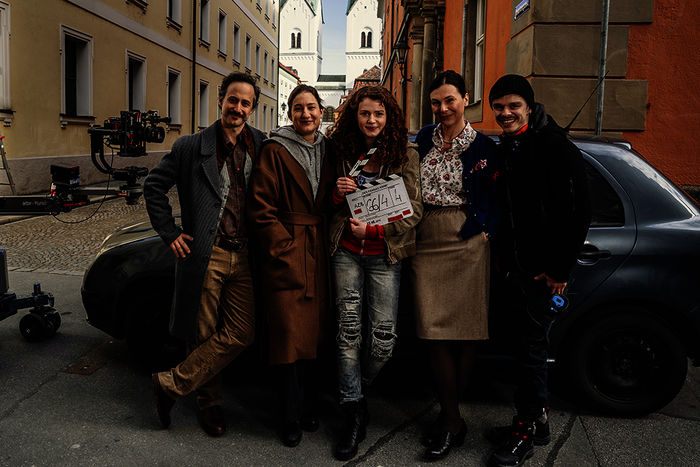 Michael Ostrowski (Rolle: Ferdinand Zankl), Marie Leuenberger (Rolle: Frederike Bader), Nadja Sabersky (Rolle: Mia Bader), Bettina Mittendorfer (Rolle: Roswitha Hertel) und Regisseur Maurice Hübner. Bild: Sender