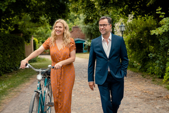 Düstersee: Sanja Huth (Anna Loos) und Joachim Vernau (Jan Josef Liefers) unterhalten sich auf dem Weg zur Veranstaltung. Bild: Sender / ZDF / Stephan Rabold