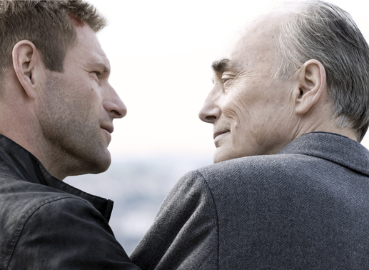 Auge in Auge: Logan (Aaron Eckhart, l.) und Halgate (Garrick Hagon). Bild: Sender / Kolja Brandt