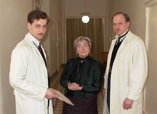 Florian Stetter (Ernst), Emmy Werner (Direktorin), Ulrich Tukur (Dr. Mohrauer). Bild: Sender