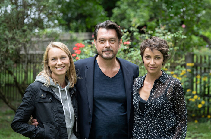 Steirerlist: Anna Unterberger (Anni Sulmtaler), Harry Prinz (Sascha Bergmann) und Julia Koschitz als Journalistin Vanessa Moser. Bild: Sender