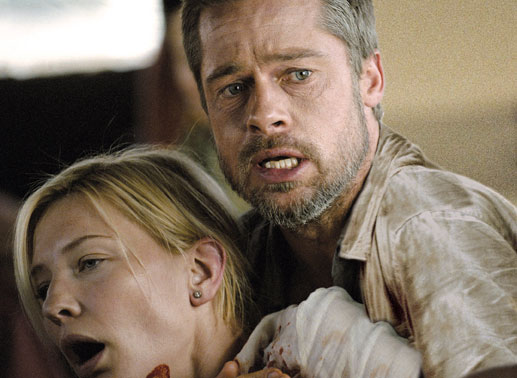 Richard (Brad Pitt) kämpft um das Leben seiner angeschossenen Frau Susan (Cate Blanchett). Bild: Sender