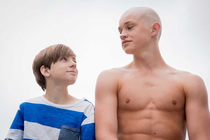Hugo  (Nick Julius Schuck) erz&auml;hlt Jonas Till  (Damian Hardung), dass die beiden sich in einer Zwischenwelt befinden, und er deswegen mit ihm kommunizieren und auch sehen kann. Bild: Sender