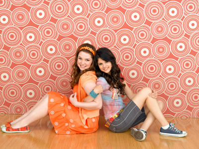 Im Bild (v.li.): Jennifer Stone (Harper), Selena Gomez (Alex).
Fotocredit: ORF/Disney/Bob D'Amico
