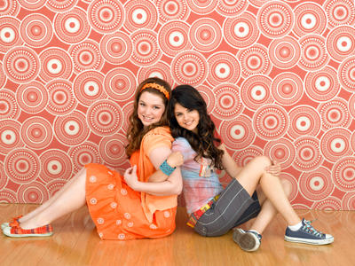 Im Bild (v.li.): Jennifer Stone (Harper), Selena Gomez (Alex).
Fotocredit: ORF/Disney/Bob D'Amico