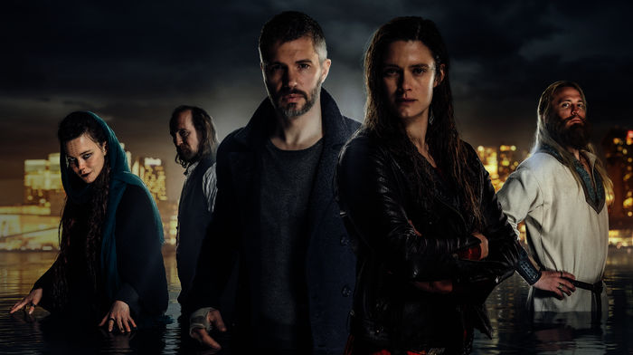 Beforeigners - Mörderische Zeiten: Die multitemporale Kommissarin Alfhildr (Krista Kosonen.) und ihr Partner Haaland (Nicolai Cleve Broch) übernehmen den Fall. Olav Haraldsson (Tobias Santelmann), die Schamanin Volva (Hedda Stiernstedt), und Buchautor John Roberts (Paul Kaye). Bild: Sender / HBO Nordic