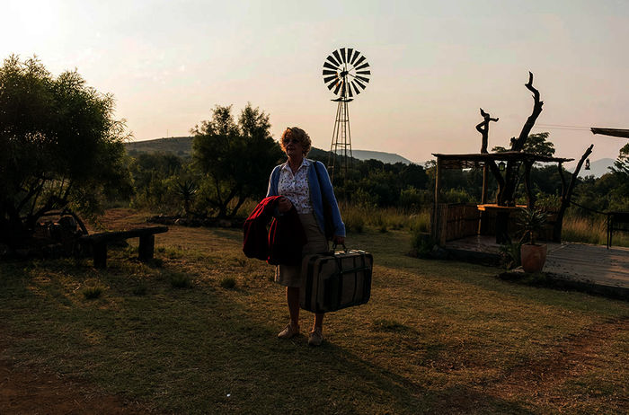Kindermädchen Henni (Saskia Vester) reist dieses Mal nach Südafrika auf eine Farm, dessen Besitzer als Opa wider Willen mit der Betreuung seiner beiden Enkel nichts zu tun haben will. Bild: Sender / ARD Degeto / Raquel Fernandes 