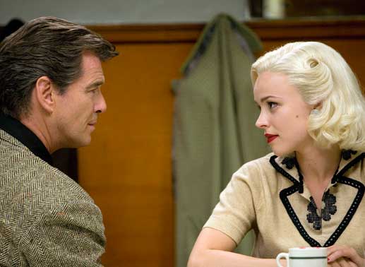 Der lässige Charmeur Richard (Pierce Brosnan) macht sich an die schöne Kay (Rachel McAdams) heran. Bild: Sender/MGM
