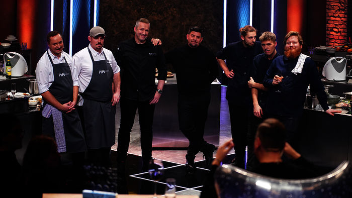 Tobias Bätz, Michael Seitz, Küchenchef Alexander Herrmann, Moderator Tim Mälzer, Guilaume Depoortere, Axel Jaskowiec, Küchenchef Lukas Mraz. Bild: Sender / TVNOW / Stefan Gregorowius