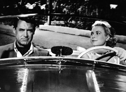  Die amerikanische Millionenerbin Frances (Grace Kelly) hat John Robie (Cary Grant) zu einer Fahrt ins Grüne überredet. Sie möchte den attraktiven Mann, der seit einigen Tagen mit ihr flirtet, gern näher kennenlernen. Irgendetwas an John kommt ihr merkwürdig vor. Bild: Sender