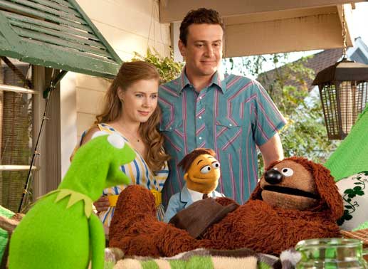 Gary (Jason Segel) und Mary (Amy Adams) wollen den Muppets helfen. Bild: Sender / Walt Disney