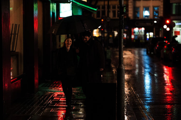 Cormoran Strike (Tom Burke) und Robin Ellacott (Holliday Grainger) in „Strike“. Bild: Sender/HBO