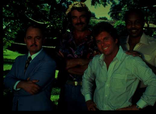 Eine unschlagbare Truppe: Magnum (Tom Selleck, w.v.l.), Higgins (John Hillerman, l.), Rick alias "Orville" (Larry Manetti, 2.v.r.) und T.C. (Roger E. Mosley, r.). Bild: Sender