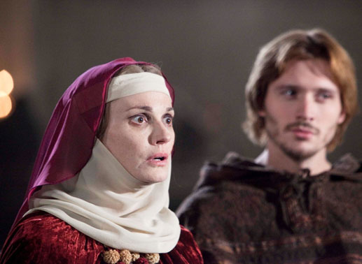 Sarah Parish (Regan Hamleigh), David Oakes (William Hamleigh). Bild: Sender