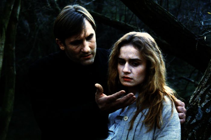 Priester Donisson (Gérard Depardieu) versucht, die junge Mörderin Mouchette (Sandrine Bonnaire) zu retten und treibt sie damit immer weiter in die Verzweiflung. Bild: Sender / ARTE France / Gaumont / France 2 / Flach Films
