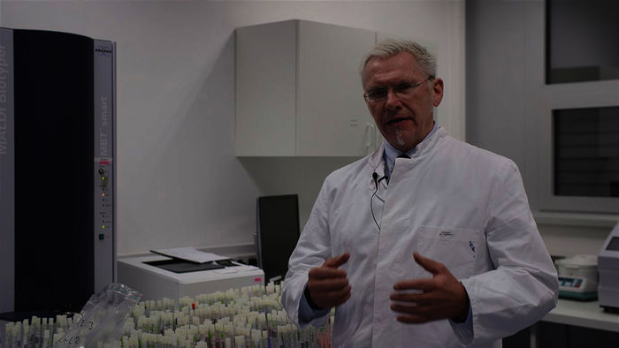 DDr. Martin Haditsch ist ausgewiesener Experte und Facharzt für Hygiene und Mikrobiologie, Infektiologie und Tropenmedizin sowie Virologie und Infektions-Epidemiologie. Bild: Servus TV / Moviemedia GmbH