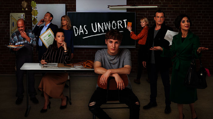 Herr Eichmann (Florian Martens), Direktor Stege (Devid Striesow), Frau Dr. Nüssen-Winkelmann (Iris Berben), Valerie Berlinger (Ursina Lardi), Max Berlinger (Samuel Benito), Annika Ritter (Anna Brüggemann), Simon Berlinger (Thomas Sarbacher), Majan Marschner Merizade (Neda Rahmanian). Bild: Sender