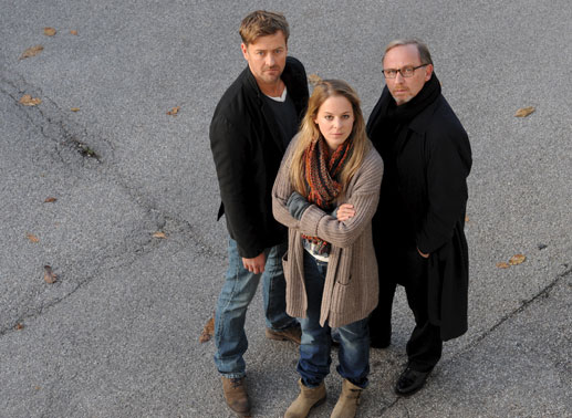 Harald Neuhauser (Marcus Mittermeier, l.), Angelika Flierl (Bernadette Heerwagen, m.) und Josef Schaller (Alexander Held, r.). Bild: Sender