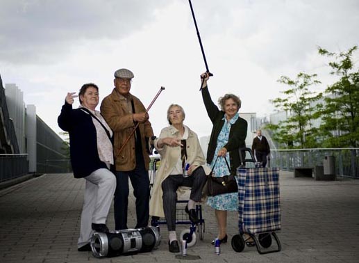 Nehmen junge Leute mit raffinierten Streichen auf die Schippe: Gerda (r.), Helga (l.), Luise (2.v.r.) und Peter (2.v.l.) ... Bild: Sender