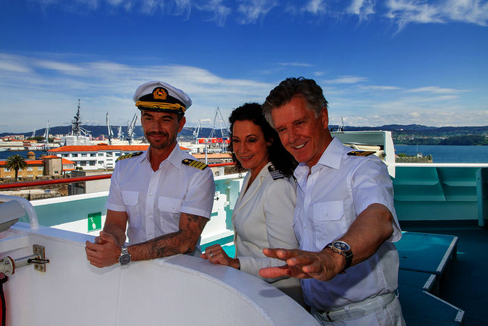Der Kapitän Max Parger (Florian Silbereisen) steht gemeinsam mit Martin Grimm (Daniel Morgenroth), Dr. Sander (Nick Wilder) und Hanna Liebhold (Barbara Wussow) stehen auf der Brücke des Schiffs. Bild: Sender / ZDF / Dirk Bartling. 