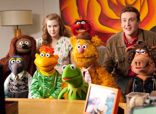Gary (Jason Segel). Mary (Amy Adams) und ihre plüschigen Muppet-Freunde. Bild: Sender / Walt Disney