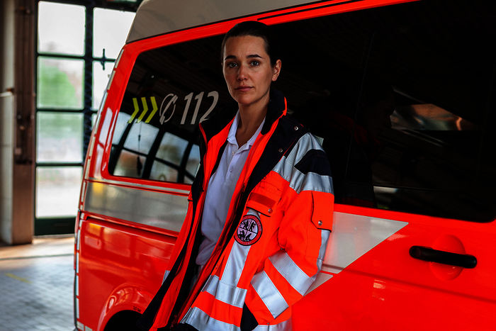 Judith (Alissa Jung) ist bereit für den Dienst im Notarztwagen. Bild: Sender / ZDF / Daniel Schmid