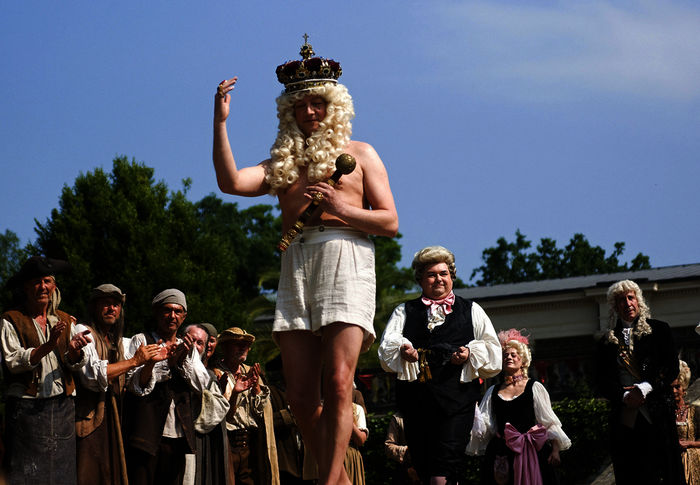 Eure kaiserliche Hoheit (Matthias Brandt) grüßt bei seiner Geburtstagsparade – das Volk staunt. Bild: Sender / WDR/Frank Schirrmeister